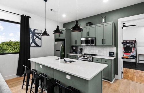 Cedar Crest Apartment | Comforts of Home - Dallas - Near Downtown with pool. Interns welcome