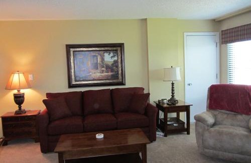 Snowshoe Apartment | Comfy 2 Bed 2 Bath Condo on the slopes with night skiing