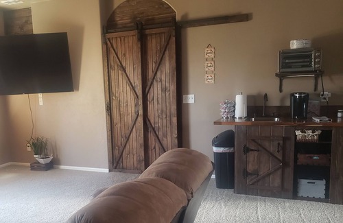 Montrose House | COMFY 2 bedroom 1 bath, living room, mini kitchen with 70" smart TV & Grill