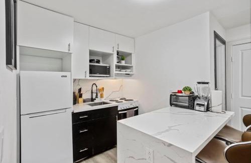 South Central Houston Apartment | Comfy 2BR Near Med Center Sleeps 6 Fast Wi-Fi