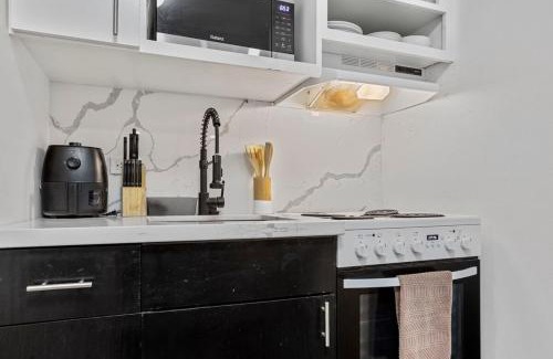 South Central Houston Apartment | Comfy 2BR Near Med Center Sleeps 6 Fast Wi-Fi