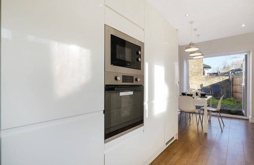 Tottenham Green Apartment | Comfy 4 Bed Victorian House Nest in Seven Sisters
