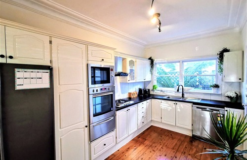 Miranda House | Comfy 4 bedrooms house-2 mins to Miranda Shopping Centre