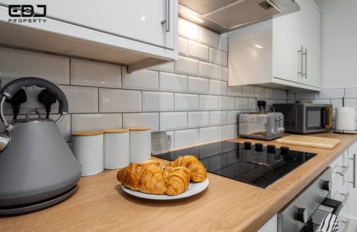 Bootle House | Comfy 4bed Home - Free Parking/Wi-Fi - Long Stays