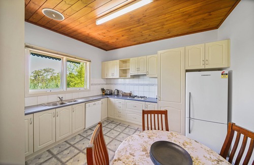 Bendigo House | Comfy, 5 Bedroom, 3 Bathroom Period Home in the centre of town with EV Charger.