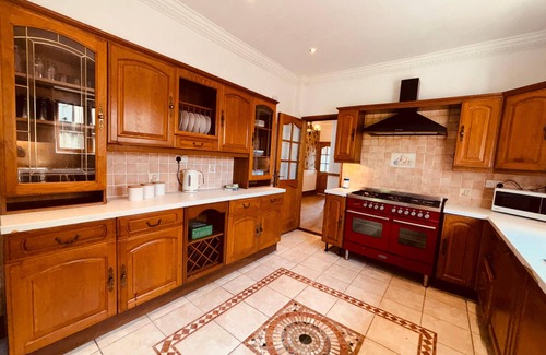 Penderry House | Comfy 5-bedroom House in Swansea; great for families, friends, tourists, workers