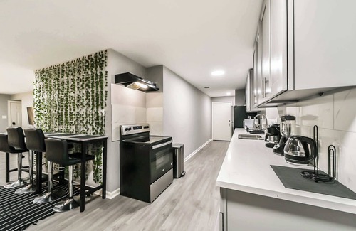 Foster Place House | Comfy 5BR Home with Hot Tub, 10min from NGR Stadium
