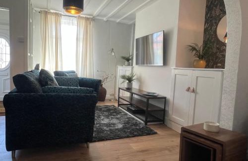 Standish House | Comfy and Connected Standish Home - Two Mins from M6 Jct-27