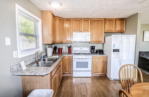 Traverse City Cottage | Comfy Cottage with Shared Waterfront on Silver Lake