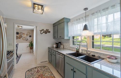 Eastside House | Comfy & cozy 4BR minutes to SU, Hospitals, & DT