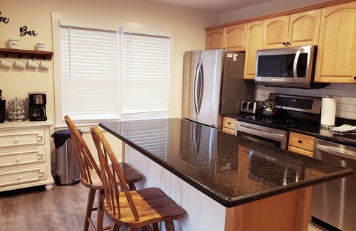Damascus House | Comfy Cozy Living on the Delaware River! Recently Renovated!