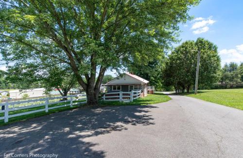 Candler House | Comfy Dog Friendly Cottage w/Large Fenced Yard