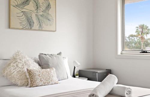 Panania House | Comfy Double Room in Panania - Nearby Stations & Shops - Shared Bathroom