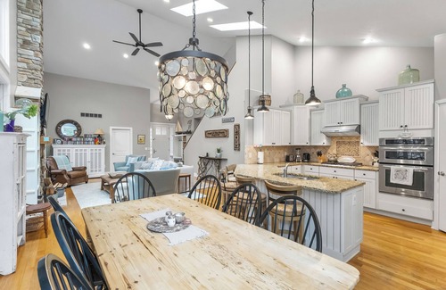 Harbert House | Comfy Family Home, Walk to Harbert Beach!