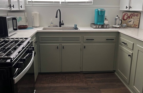 Jackson House | Comfy Flat with Old World Charm in the city