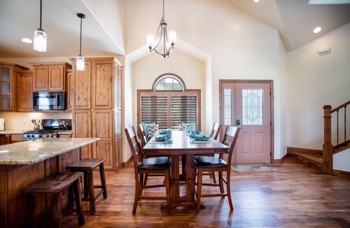 Montrose House | Comfy Gathering Place for Friends or Family!