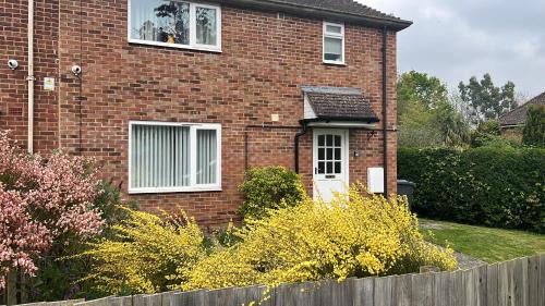 St Ives House | Comfy, king bed families & Contractors welcome