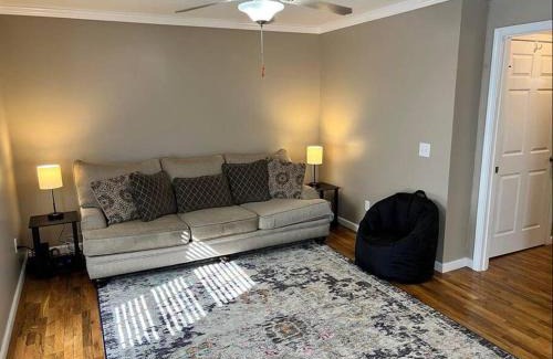 Guntersville Apartment | Comfy King Bed Townhouse with Outdoor Sitting Area