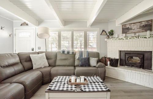 Woodlands House | Comfy Modern Big Bear Cabin