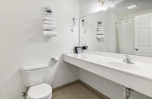 Renault Bed & Breakfast | Comfy Queen + Full Room in the Heart of Red Bud!