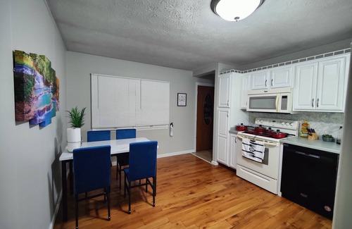Elmira House | Comfy Ranch House [3 BR/2 BA] Pool and Park
