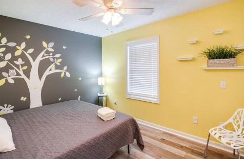 Gates-North Gates House | Comfy Suburb Home with King Beds by Arpt Dwnt UofR