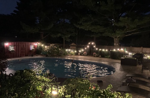 Niagara Falls House | Comfy suite with private pool (4-6 guests)