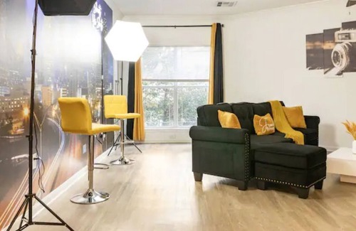 Atlanta Apartment | Comfy Superstar Getaway w/Selfie Wall, Free Parking & Wifi