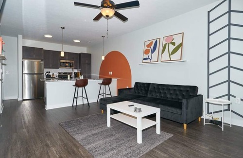 Downtown Indianapolis Apartment | Comfy & Unique 1bdr Long Term Luxury Apt POOL GYM
