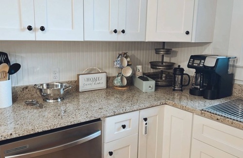 Newton Cottage | Comfy vintage cottage in beautiful small town-7mins from everything.