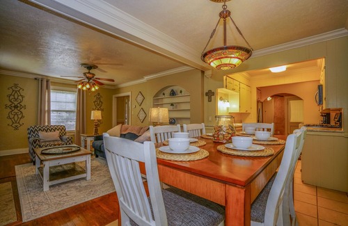 Marshall House | Comfy Whole House Near Downtown and Caddo Lake