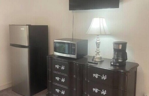 Angleton House | Comfy1-bedroom 1-bath with WiFi and Cable TV in lovely Angleton