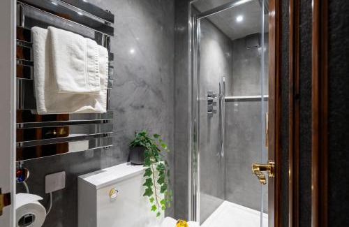 Worcester Apartment | Commandery Vaults - Luxury Apartment in City Centre with SKY TV