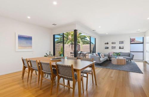 Melbourne House | Como Villa - Family Retreat Close to Beach & Shops