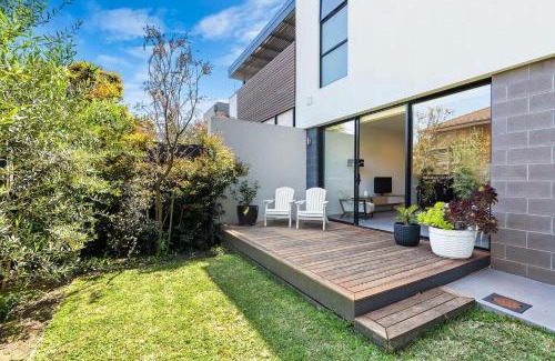Melbourne House | Como Villa - Family Retreat Close to Beach & Shops