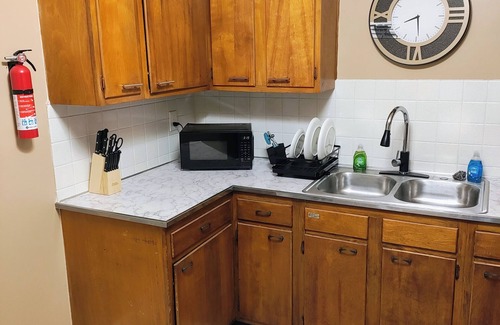 Akron House | Compact, Cozy and Complete 2-bedroom bungalow with WiFi, AC in Akron