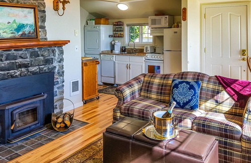 Oceanside Cottage | Completely Renovated Ocean View cottage. Walk to the beach!
