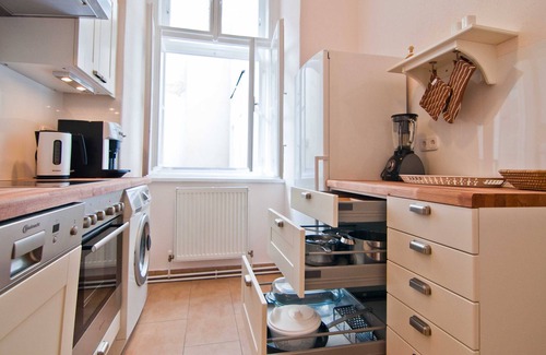Innere Stadt Apartment | Concerto - Large 5-room steps from Cathedral, 1st distric