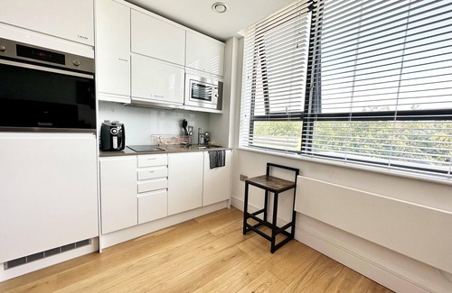 Haywards Heath Apartment | Condo Apartment with workspace