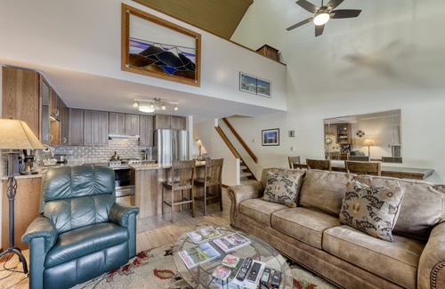 Overlook Park Condo | Condo in Great Location, View of Golf Course & SHARC Passes - Dogs OK