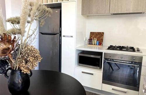 Elwood Apartment | Condo Moments to Elwood Beach and Village
