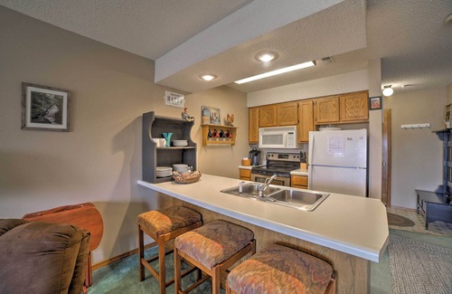 Notch Estates Condo | Condo w/Pool Access - 2 Mi to Silver Dollar City!