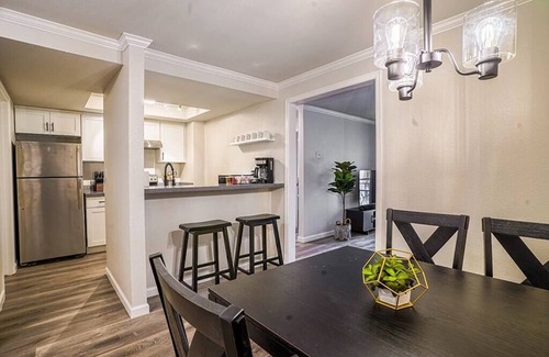 Bridle Trails Condo | Condo with king bed, walk to Microsoft, park