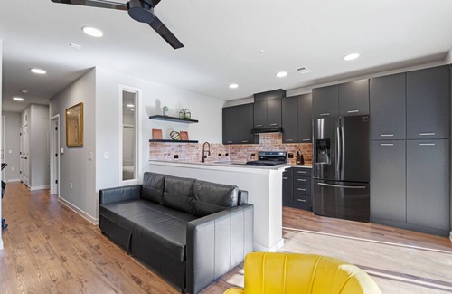 East Congress Apartment | Congress King Suite I Pool, BBQ, Dog Park & Gym!