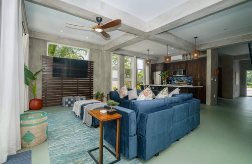 Placencia Condo | Conmigo Villas - 6 Bedroom Beachfront w/Pool