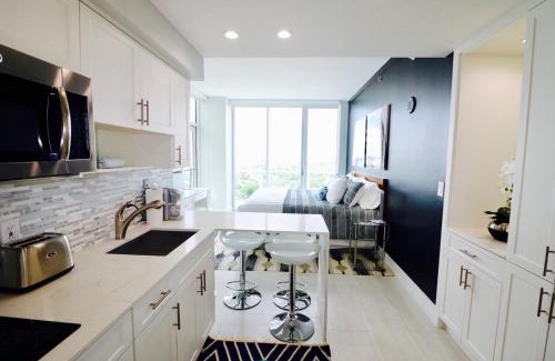 Coconut Grove Apartment | Connecting Rooms-Coconut Grove 21st Floor Parking Included