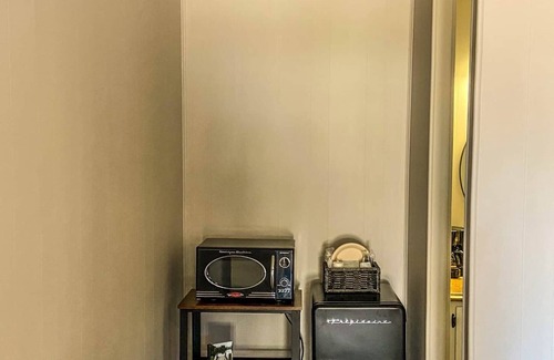 Quitman House | Contact less checkin -Gar Getaway- Room 8