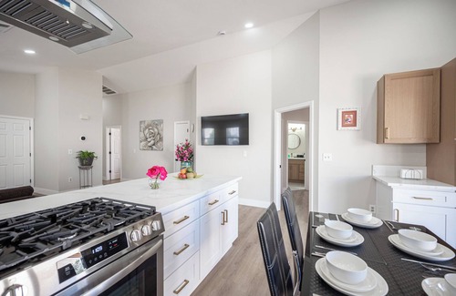 Canyon Gate House | "Contact me, and there might be a pleasant surprise."