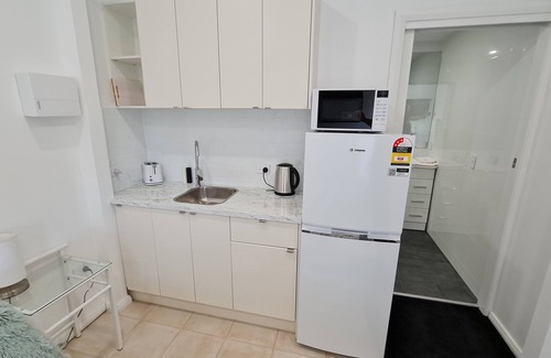 Port Noarlunga South Apartment | Contemporary studio, only metres to beach/surf, 10 mins to McLaren Vale wineries
