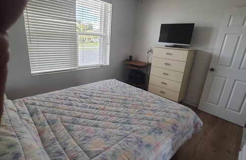 Sunrise Park Apartment | Contemporary 2-bed 2-bath condo